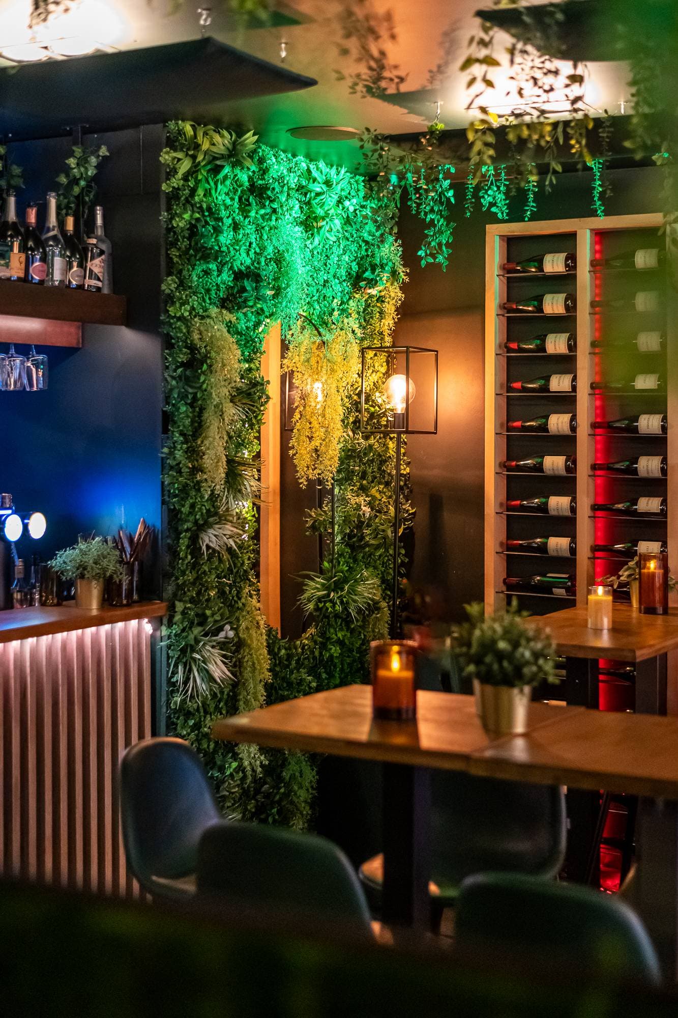 Mur de bouteilles de vin du Bottle Bar à Metz