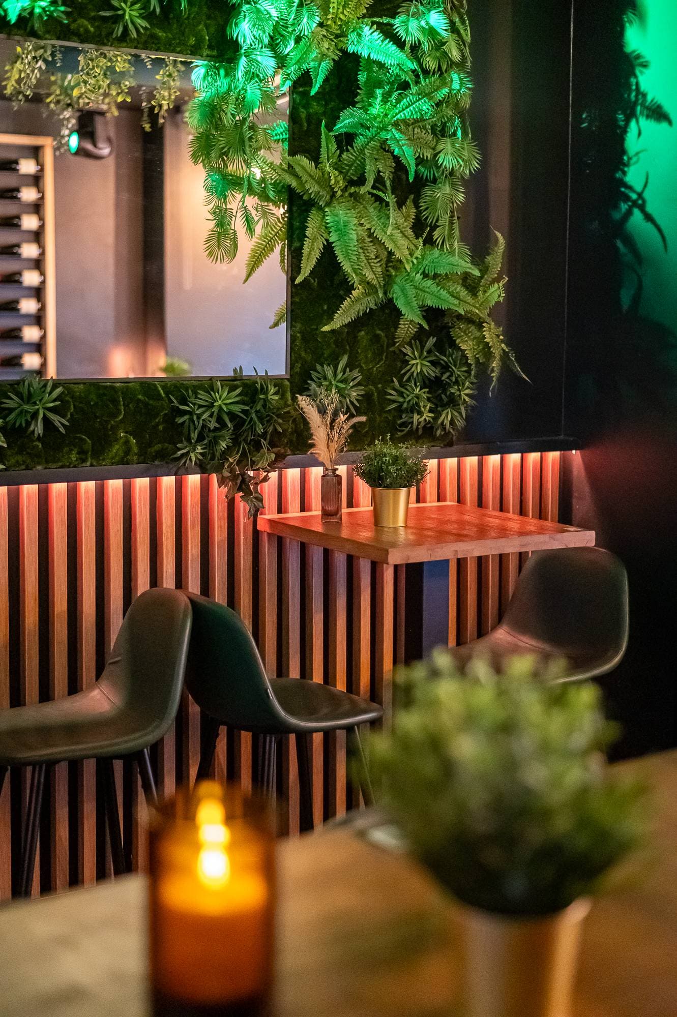 Coin lounge du Bottle Bar avec mur végétal