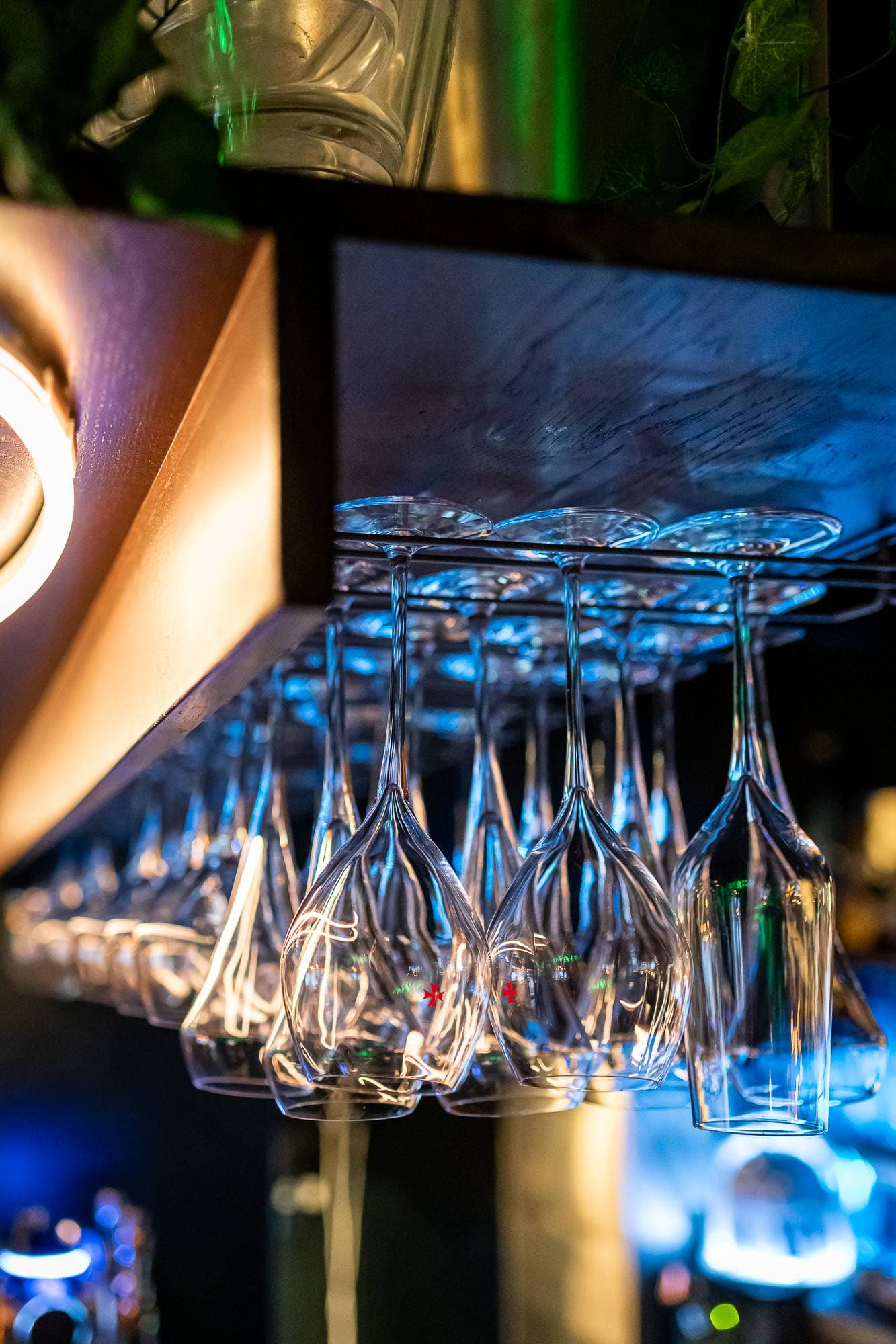 Verres à cocktail suspendus au-dessus du bar